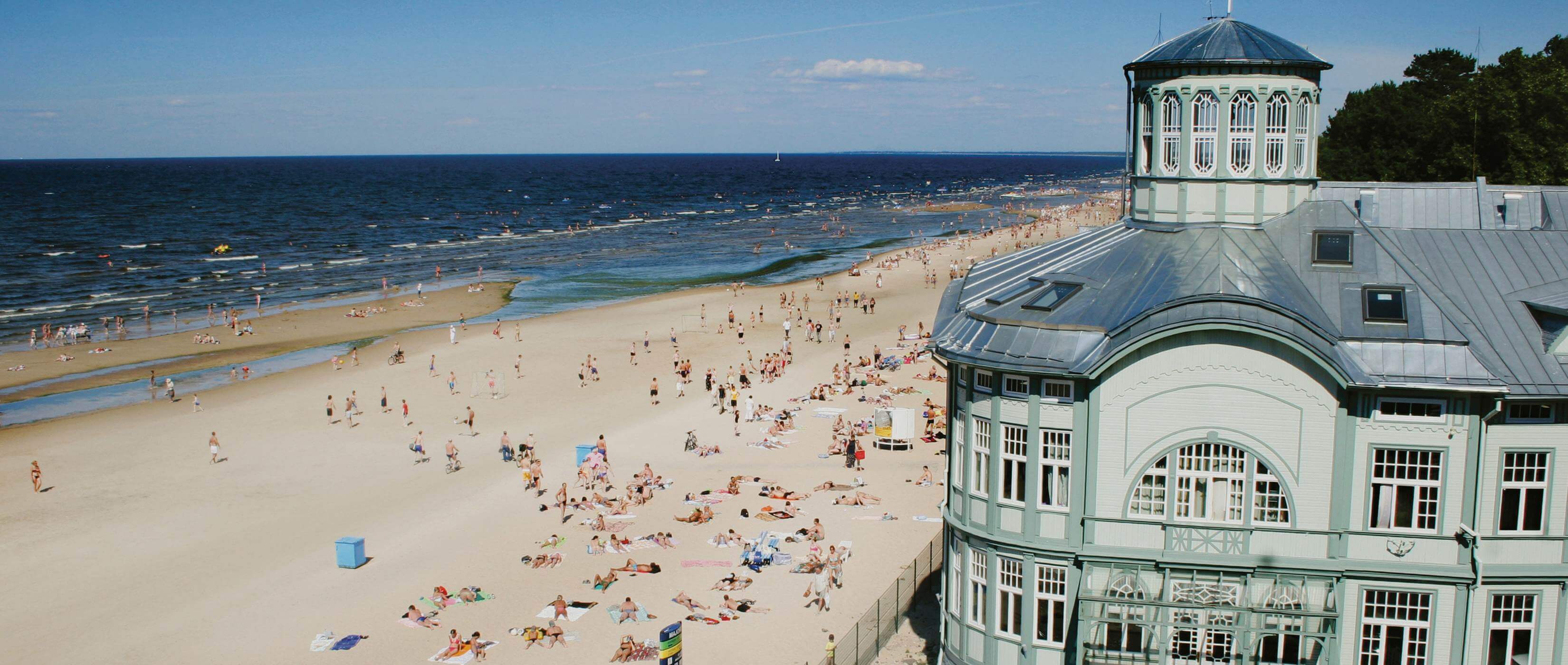 Foto: Bderarchitektur und Badeleben am Strand von Riga - Bildrechte latvia.travel - Lupe Reisen