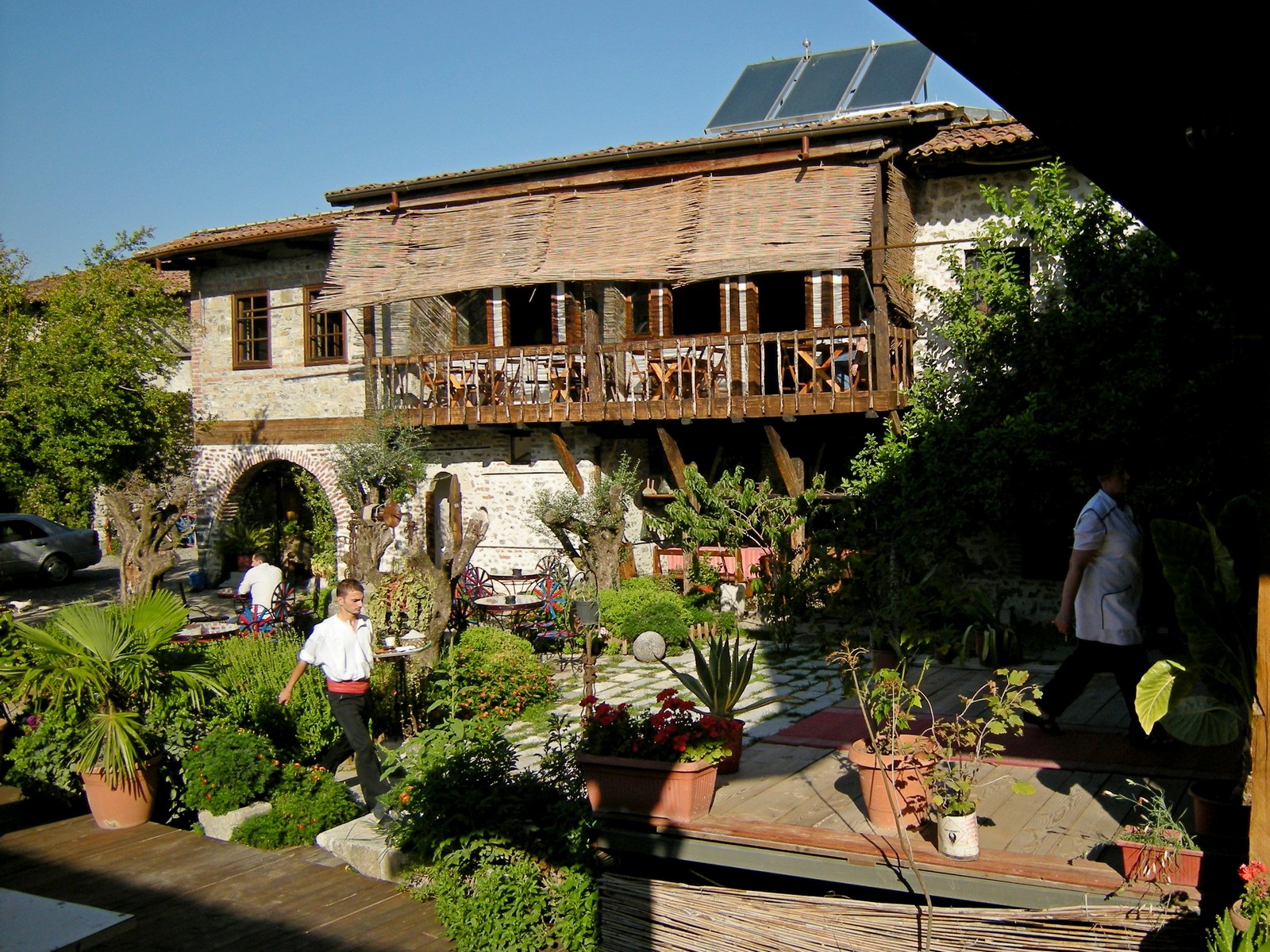 Gemtlicher Innenhof des Hotels Tradita in Shkodra - Lupe Reisen