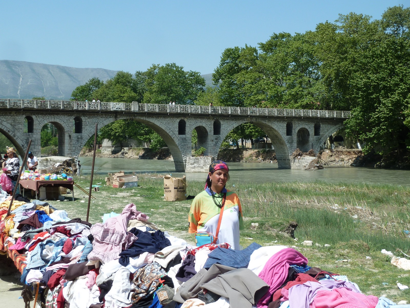 Roma verkaufen Kleider an der Gorica-Brcke in Berat - Lupe Reisen