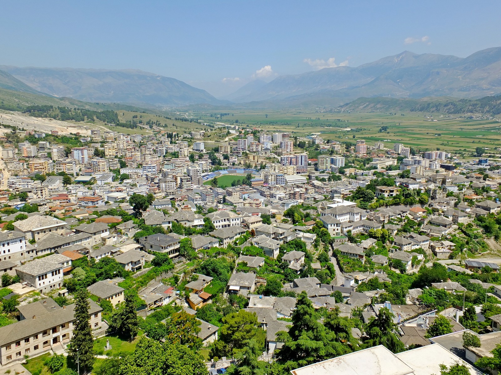 Blick von der Burg ber die Stadt Gjirokastra - Lupe Reisen