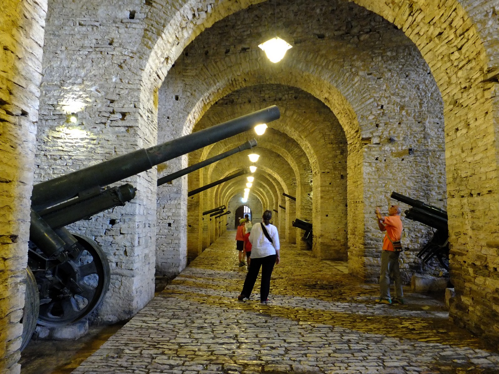 Alte Kanonen in der Burg von Gjirokastra - Lupe Reisen