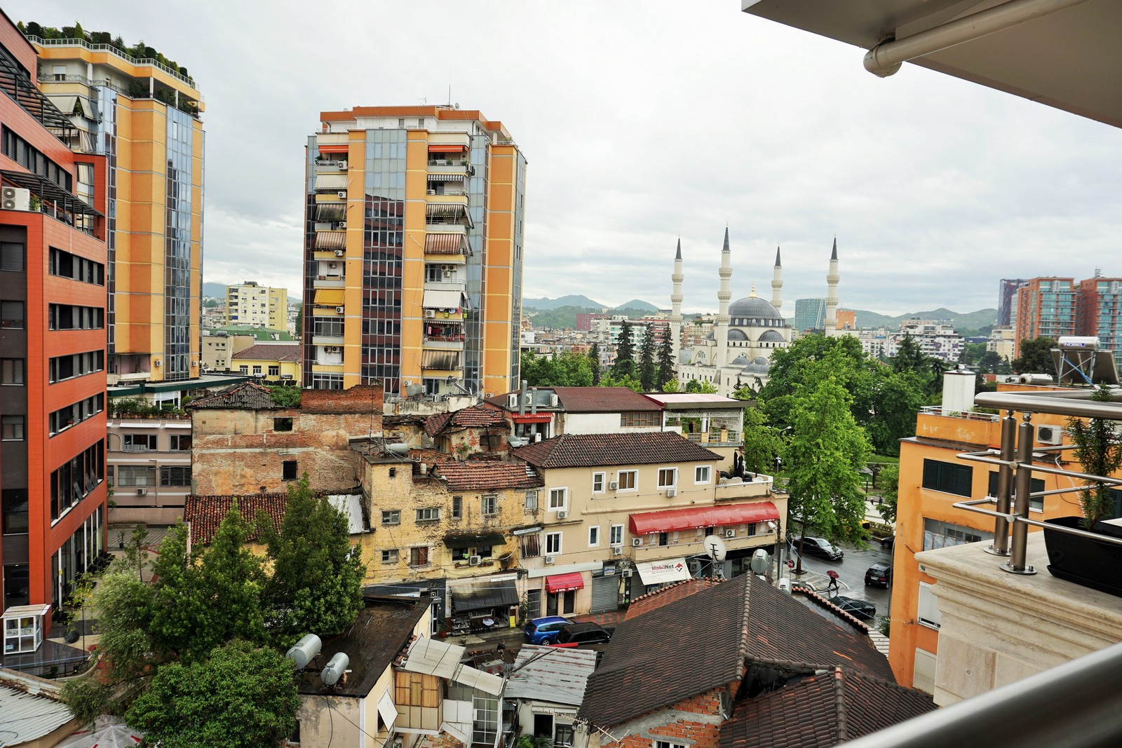 Stadtbild der albanischen Hauptstadt Tirana - Lupe Reisen