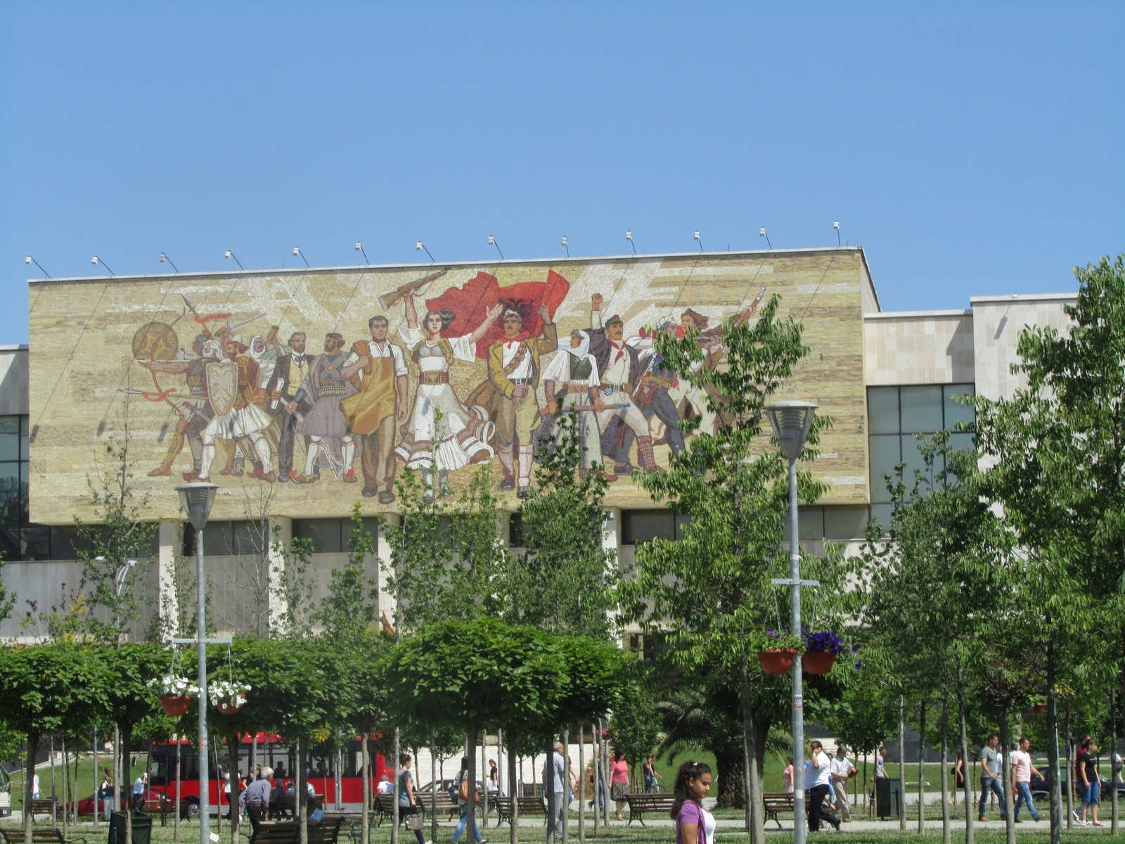 Front des Nationalmuseums in Tirana - Lupe Reisen