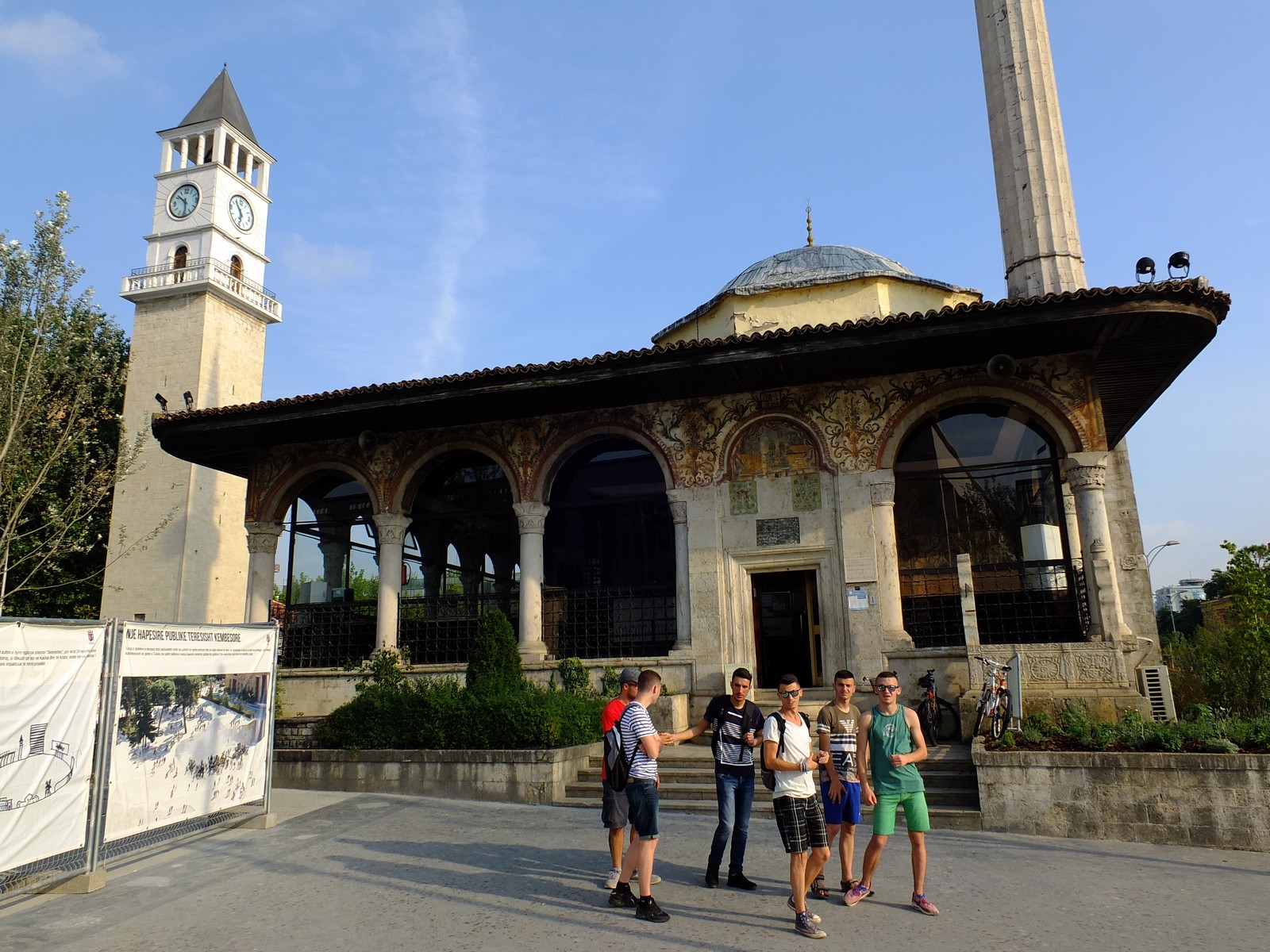 Moschee und Uhrenturm im Zentrum von Tirana - Lupe Reisen