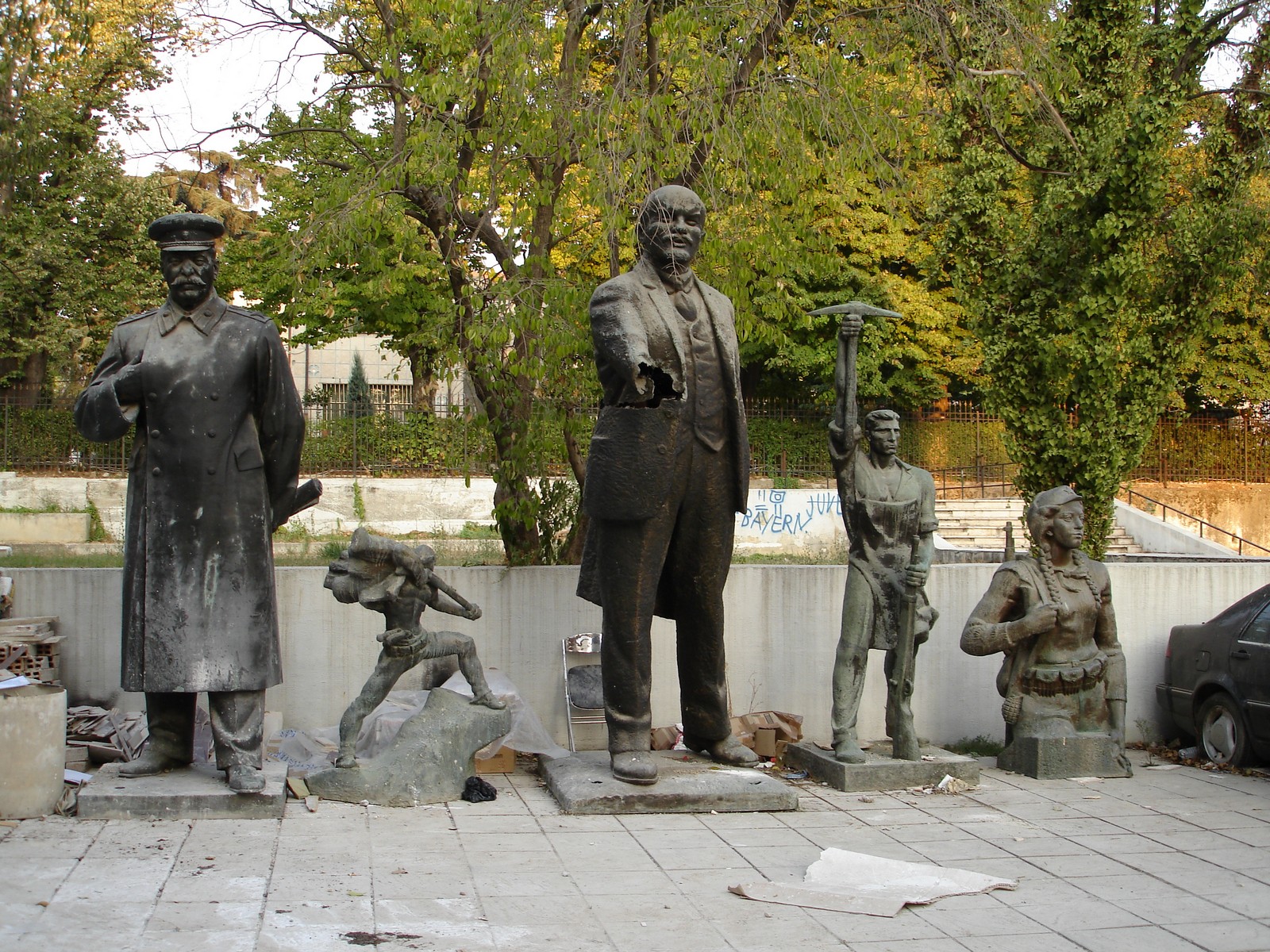 Riesige Statuen - berbleibsel aus der kommunistischen Zeit - Lupe Reisen