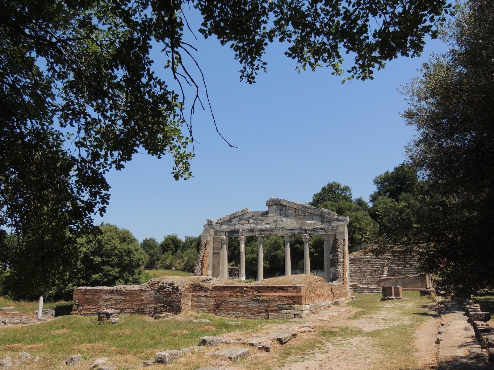 Die antike Sttte Apollonia mit wieder aufgerichteten Teilen des Bouleuterions - Lupe Reisen