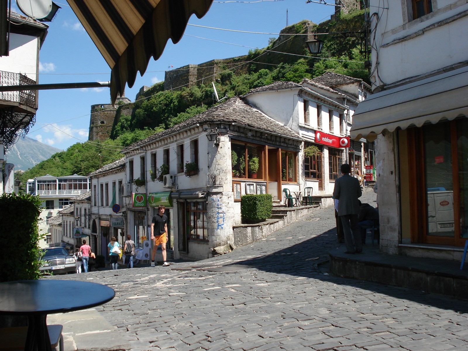 In der Altstadt von Gjirokastra mit Blick auf die riesige Burg - Lupe Reisen