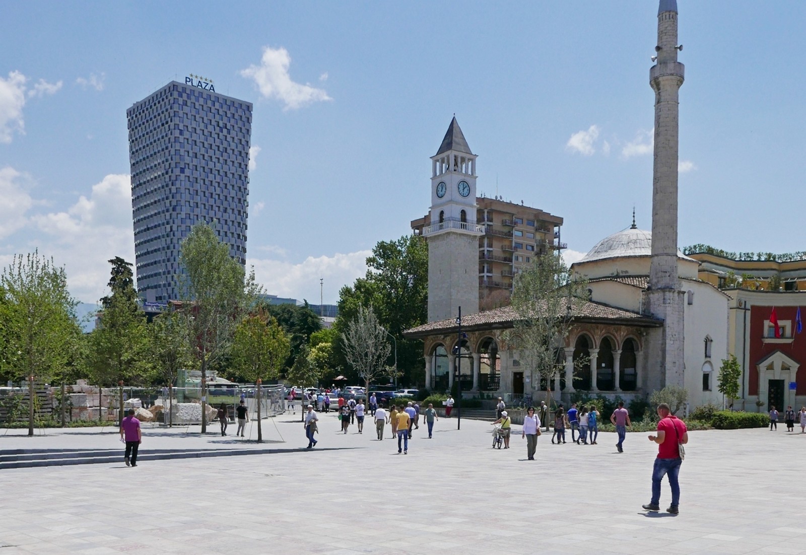 Das verkehrsberuhigte Stadtzentrum der albanischen Hauptstadt Tirana - Lupe Reisen