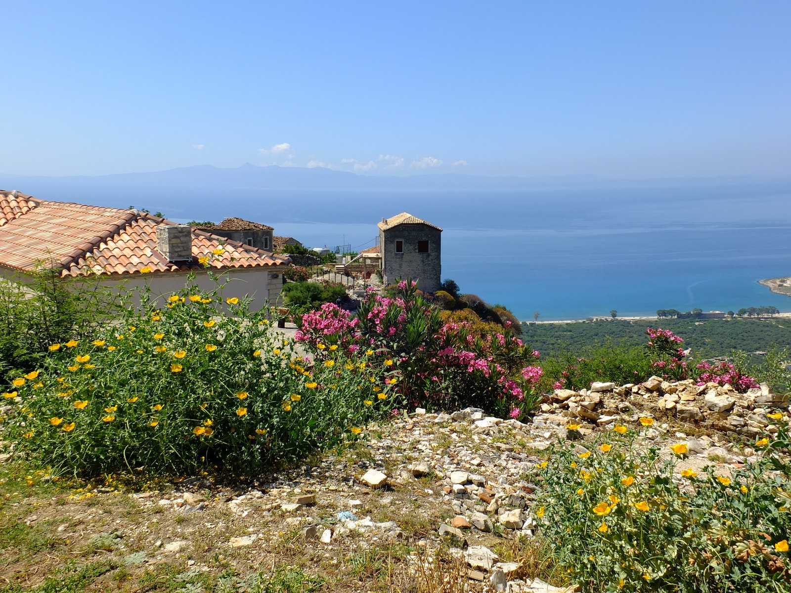 Blick vom Bergdorf Qeparo ber das Ionische Meer nach Korfu - Lupe Reisen