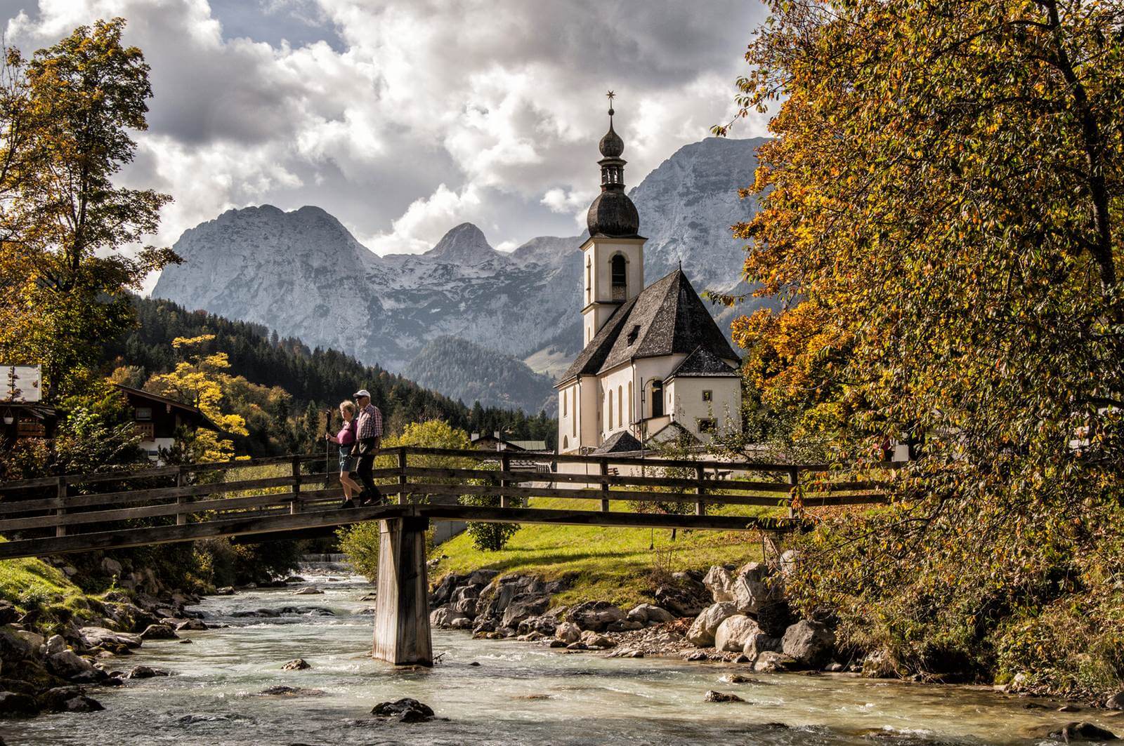 Foto Die Kirche von Ramsau vor dem Alpen-Panorama  Berchtesgadener Land Tourismus - Lupe Reisen