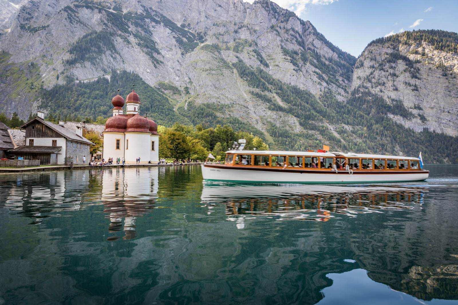 Foto Anfahrt mit dem Boot nach St. Bartholom  Berchtesgadener Land Tourismus - Lupe Reisen