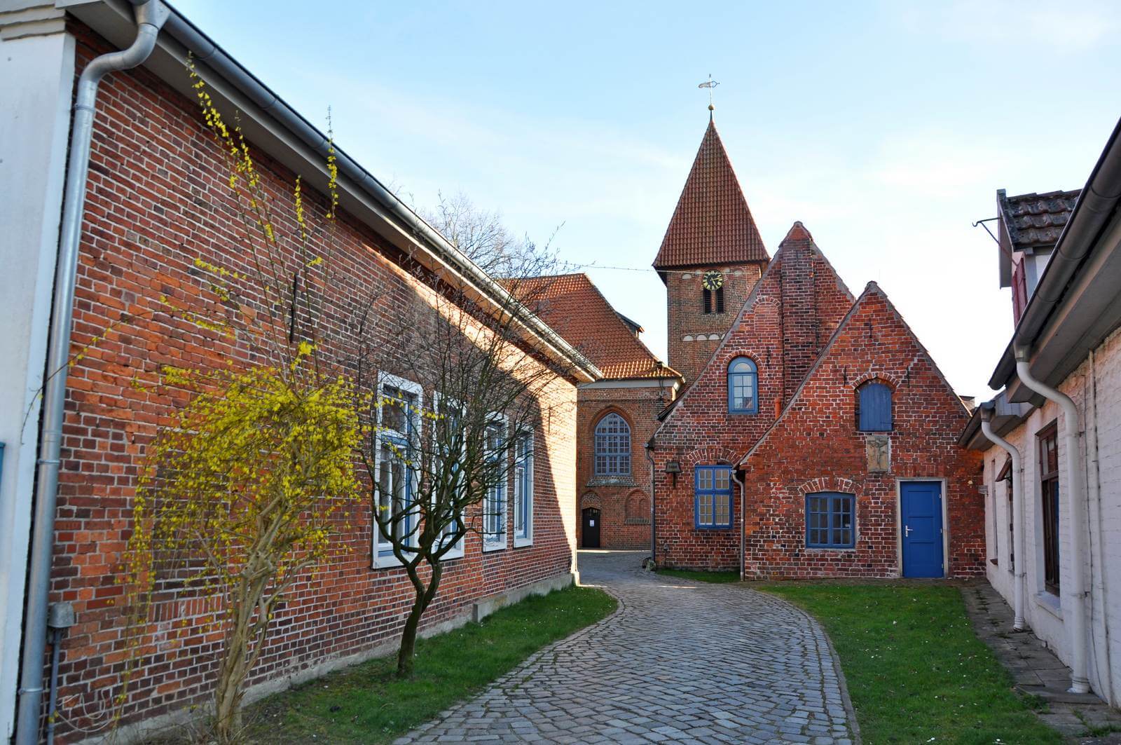 Foto: Malerisches Ensemble der ehemaligen Klosterkirche St. Marien in Osterholz - Lupe Reisen