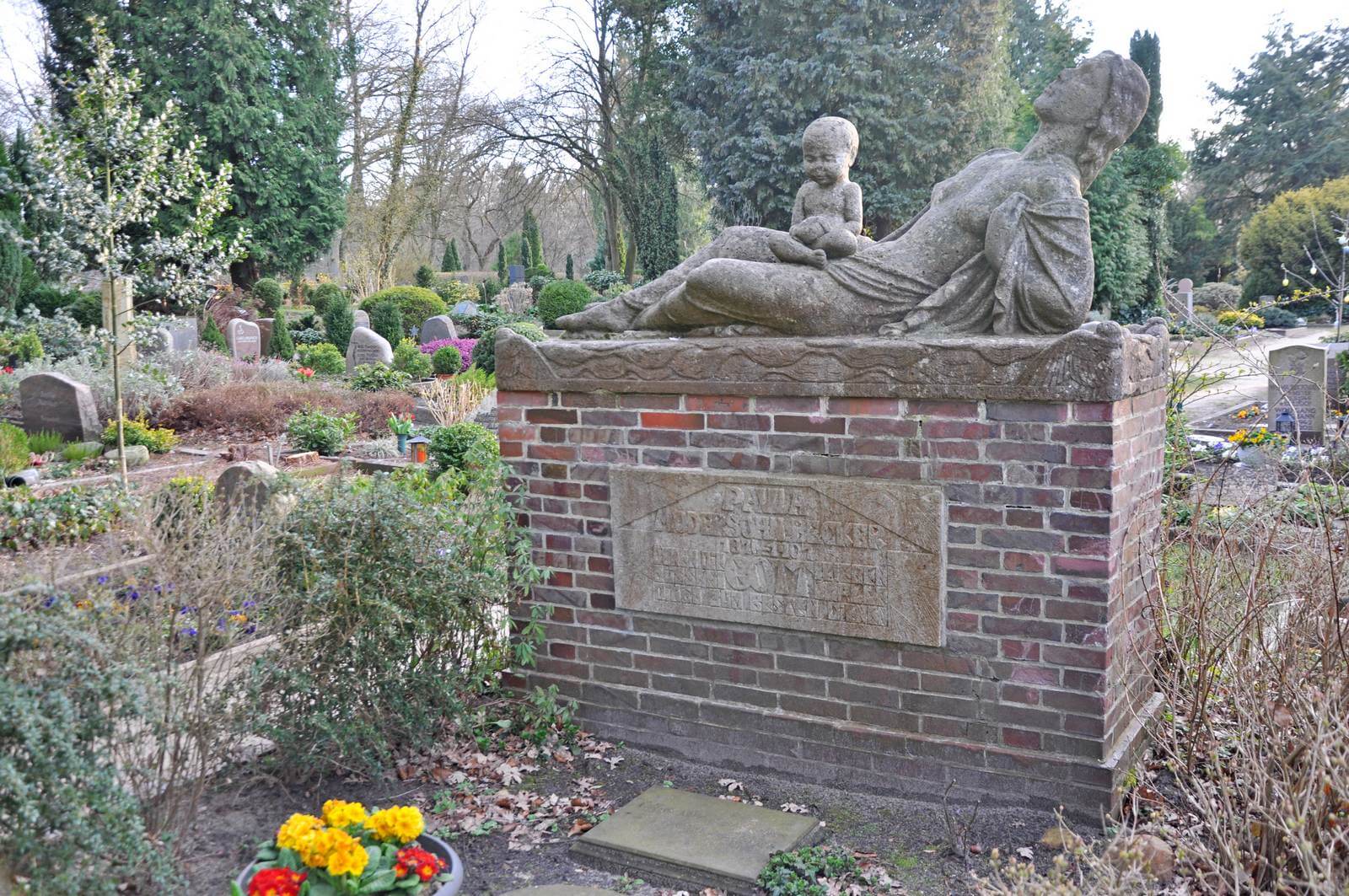 Foto: Das Grabmal der Knstlerin Paula Modersohn-Becker auf dem Worpsweder Friedhof - Lupe Reisen