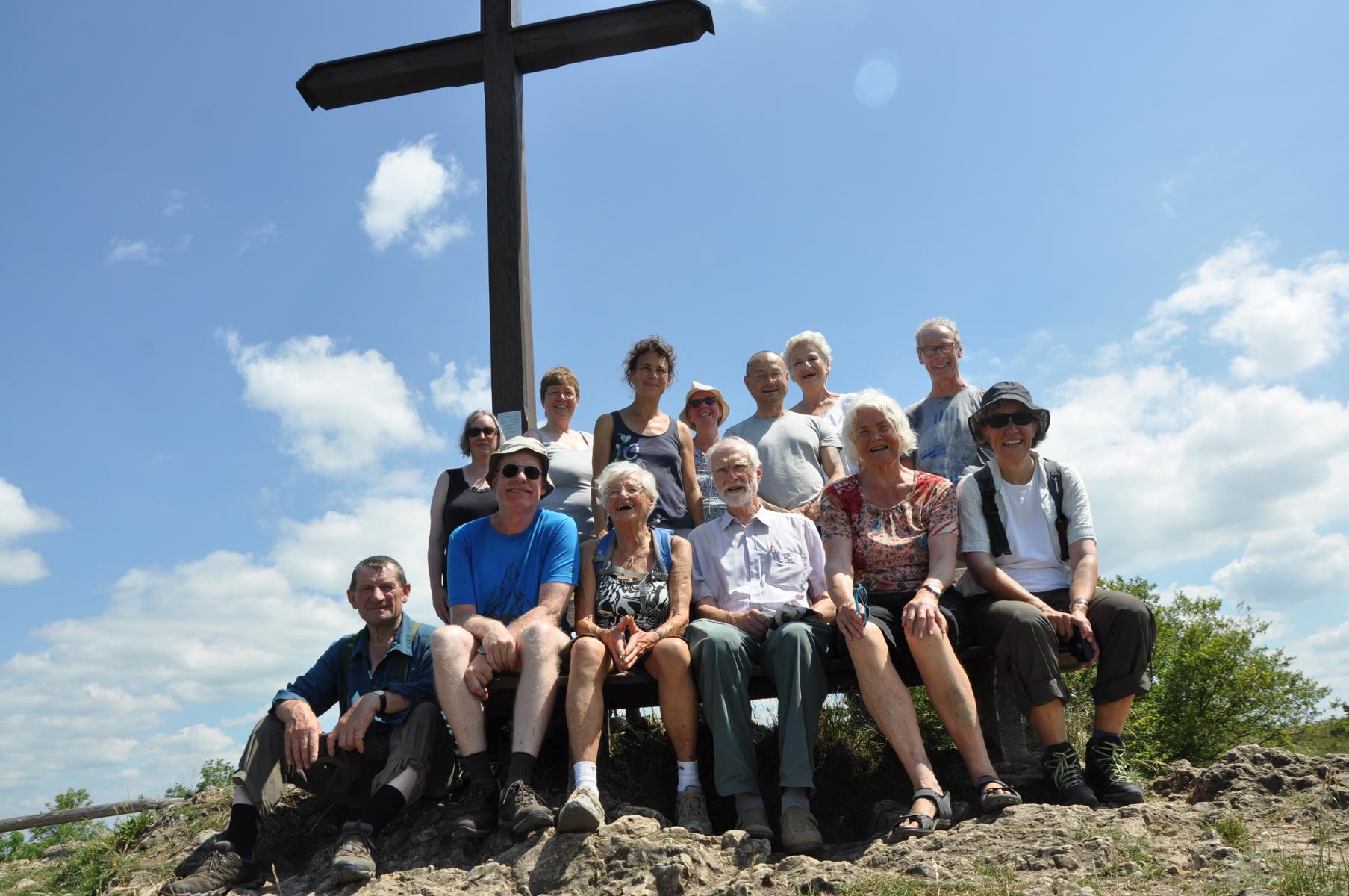 Gruppenfoto unter dem Gipfelkreuz des Walberla - Lupe Reisen
