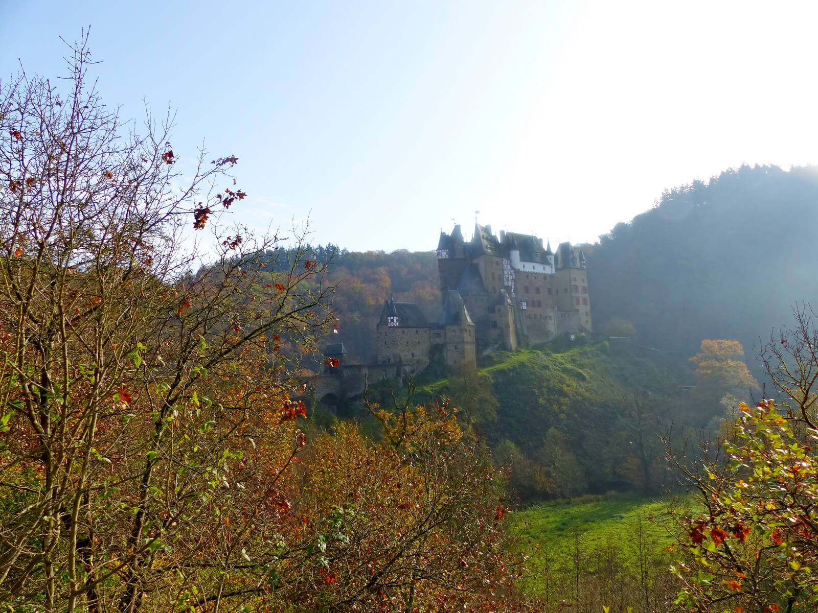 Burg Eltz im Herbst - Lupe Reisen