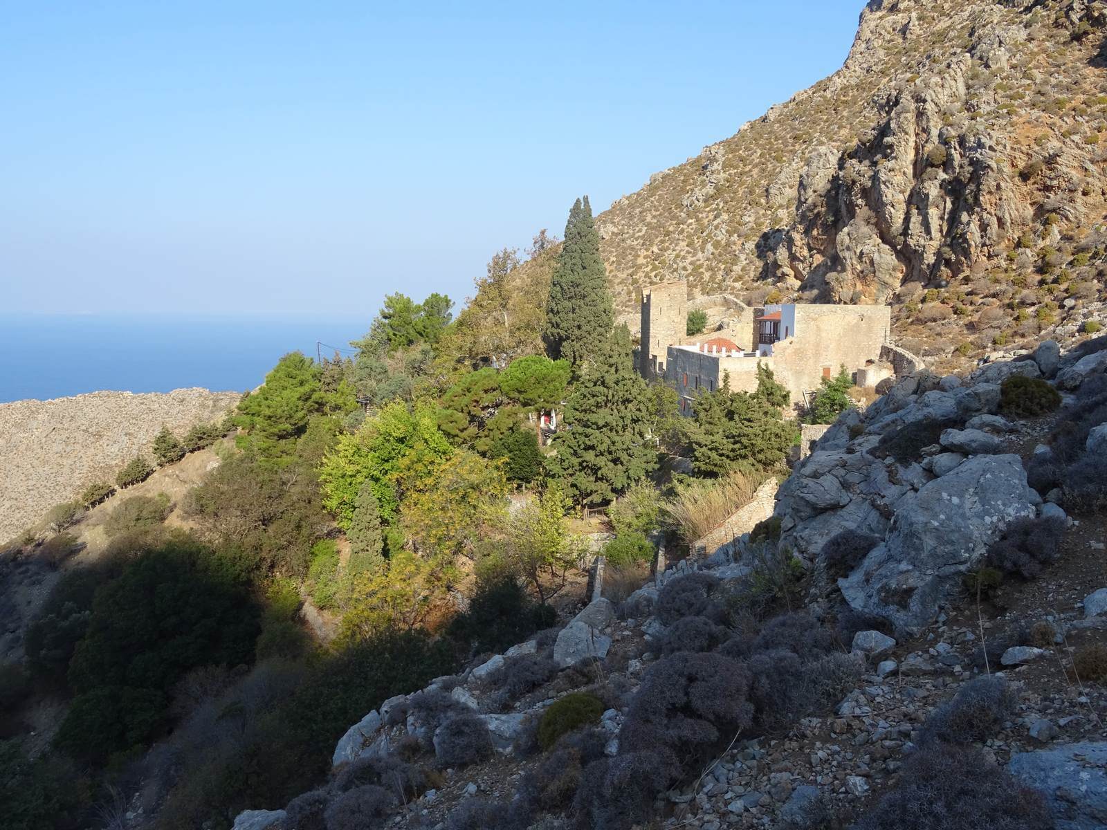 Das einsam gelegene frhere Kloster Agios Panteleimonas auf Tilos - Lupe Reisen