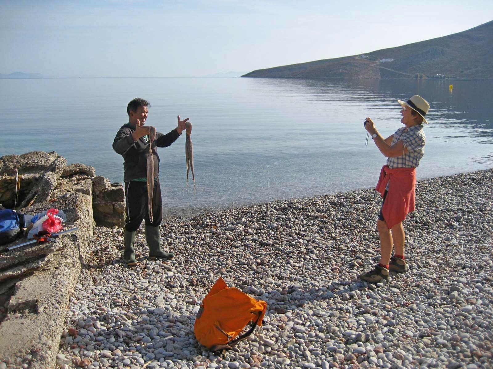 Ein Fischer prsentiert seinen Fang (Oktopus) - Lupe Reisen