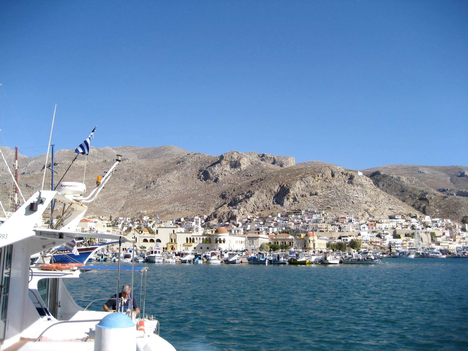 Einfahrt der Fhre im Hafen von Kalymnos - Lupe Reisen