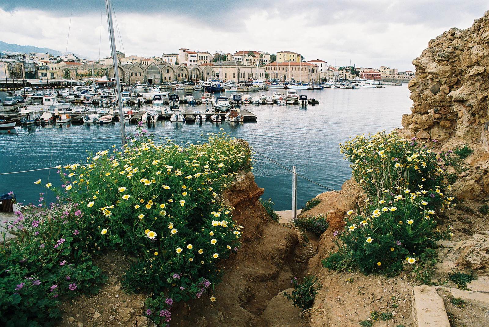 Foto: Blick auf den Hafen und auf die Altstadt von Chania - Lupe Reisen