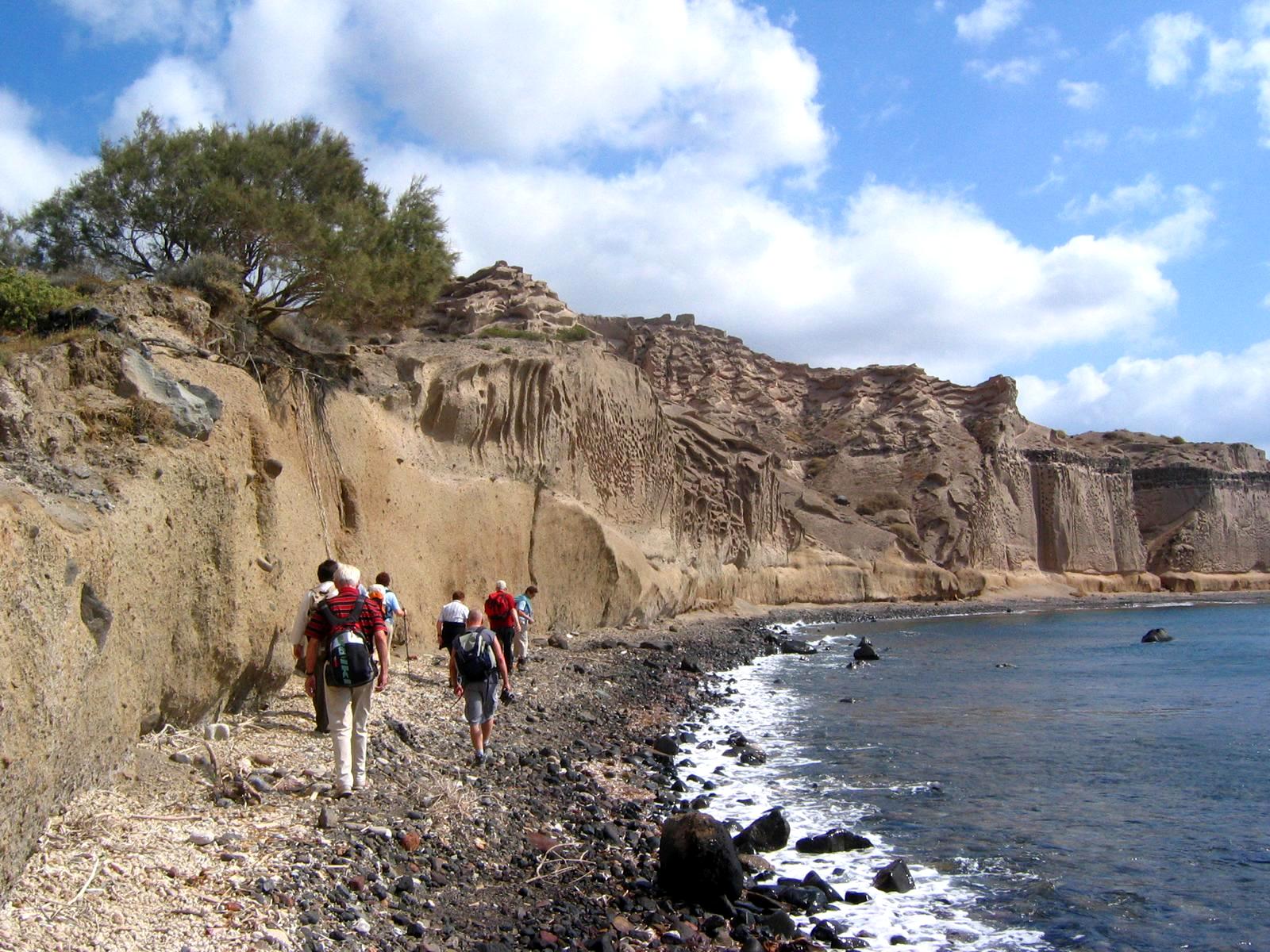 Foto: Wandergruppe an der spektakulren Steilkste im Osten von Santorin - Lupe Reisen