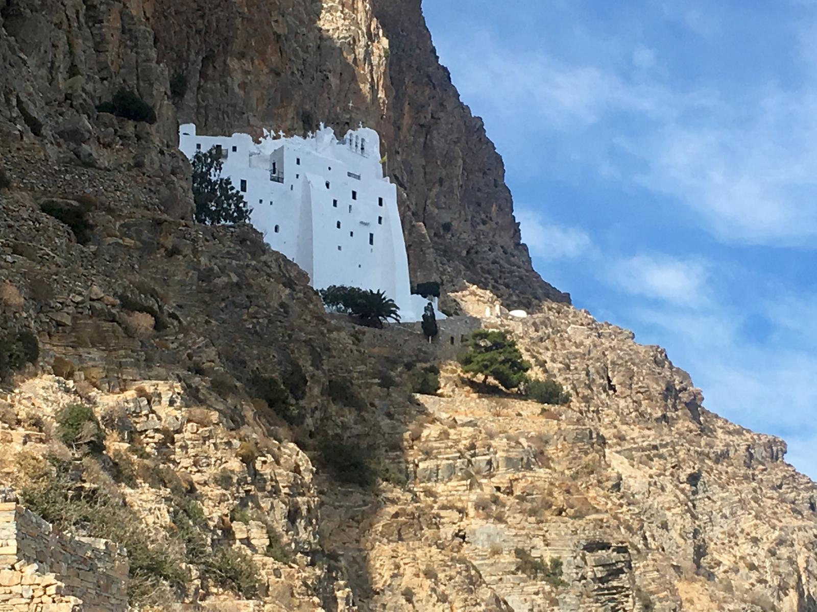 Foto: Khn gebaut und weltberhmt: das Kloster Chozoviotissa an der Sdkste von Amorgos - Lupe Reisen