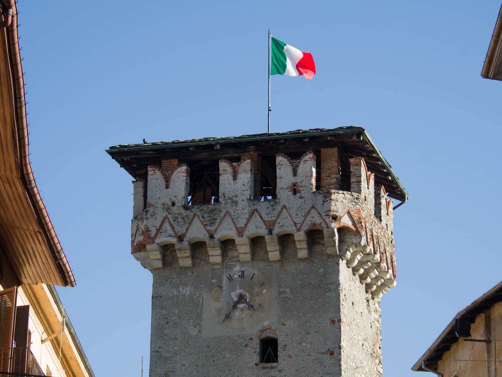 Foto: Ein charakteristischer mittelalterlicher Turm in der Altstadt von Lanzo Torinese  Matthias Mandler - Lupe Reisen