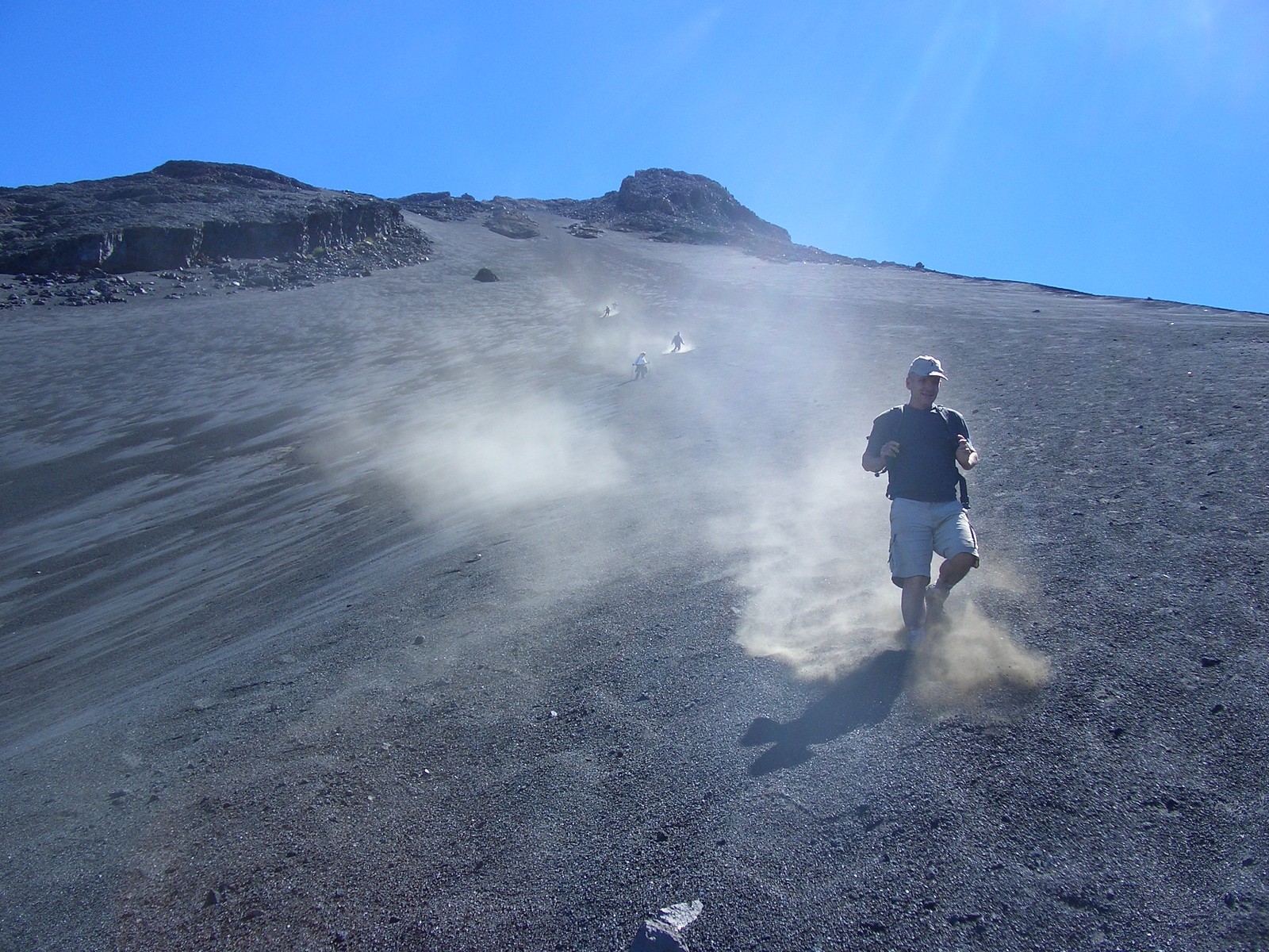 Rasanter Abstieg vom Vulkan Fogo (wie Skifahren) - Lupe Reisen