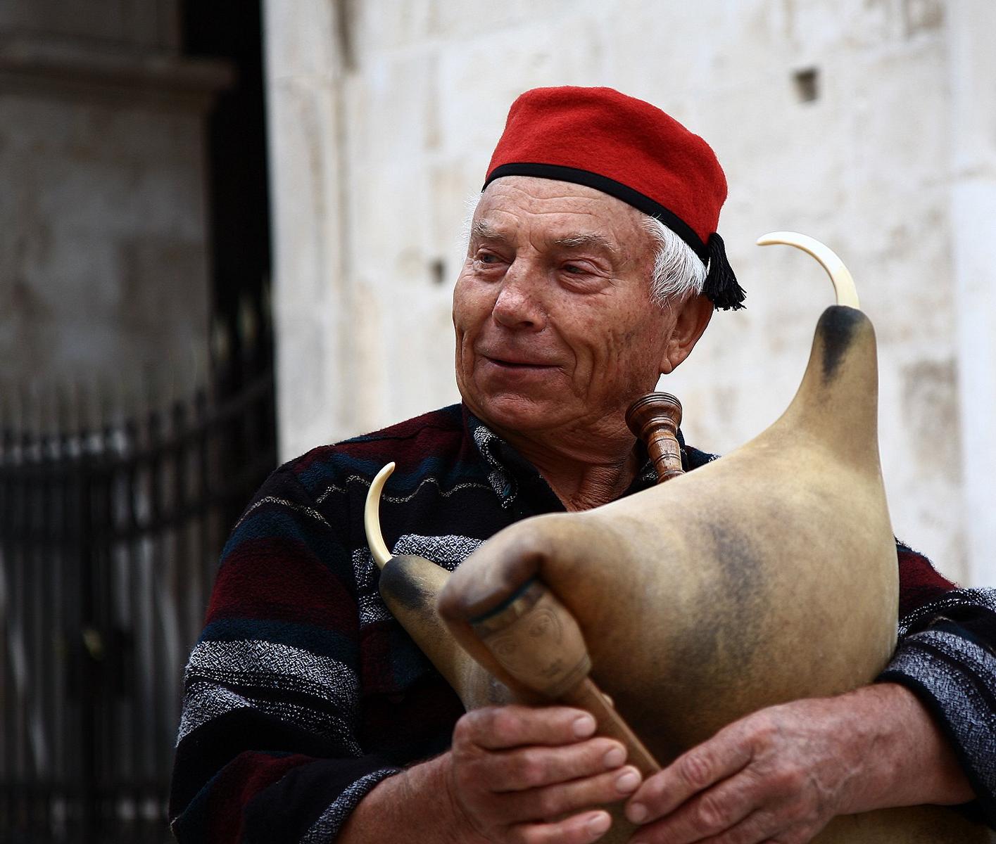 Traditioneller kroatischer Musiker in Dalmatien - Lupe Reisen