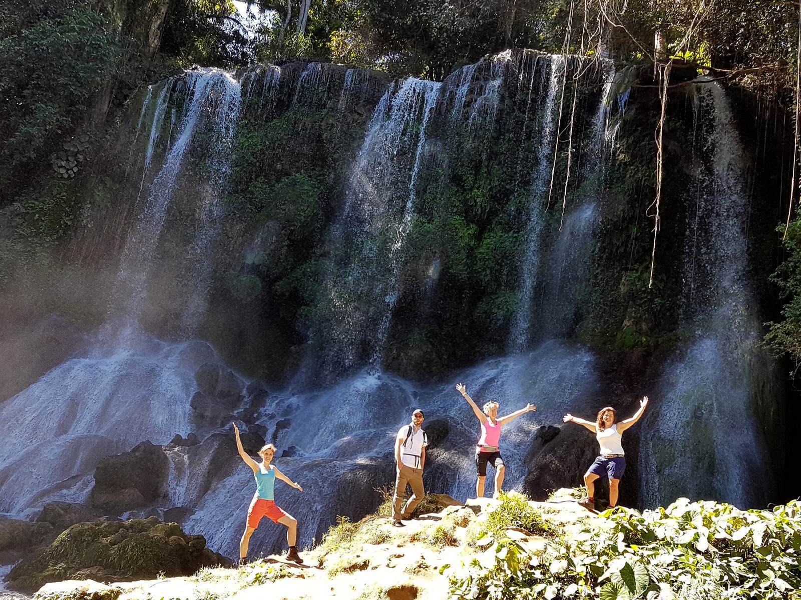 Foto: Wandergruppe am Wasserfall El Nicho Copyright Sylvia Schneider - Lupe Reisen