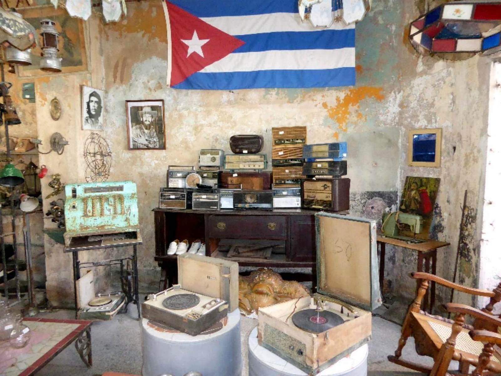 Foto: Uriger Antiquittenladen in Havanna - Lupe Reisen