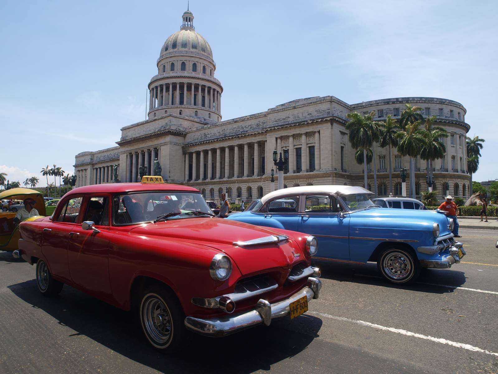 Foto: Oldtimer-Taxi vor dem Kapitol in Havanna - Lupe Reisen