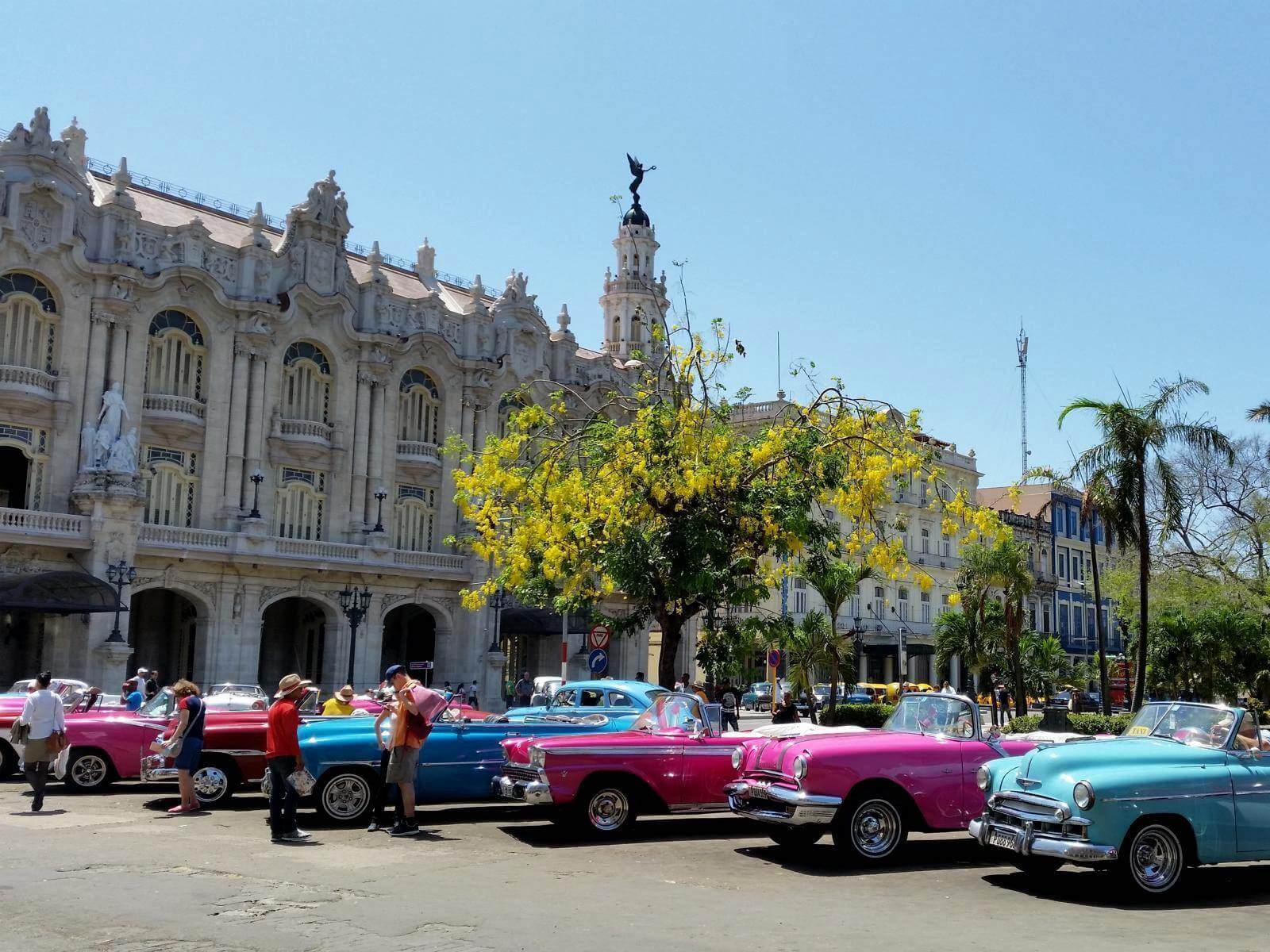 Foto: Oldtimer-Parade am Parque Central in Havanna - Lupe Reisen