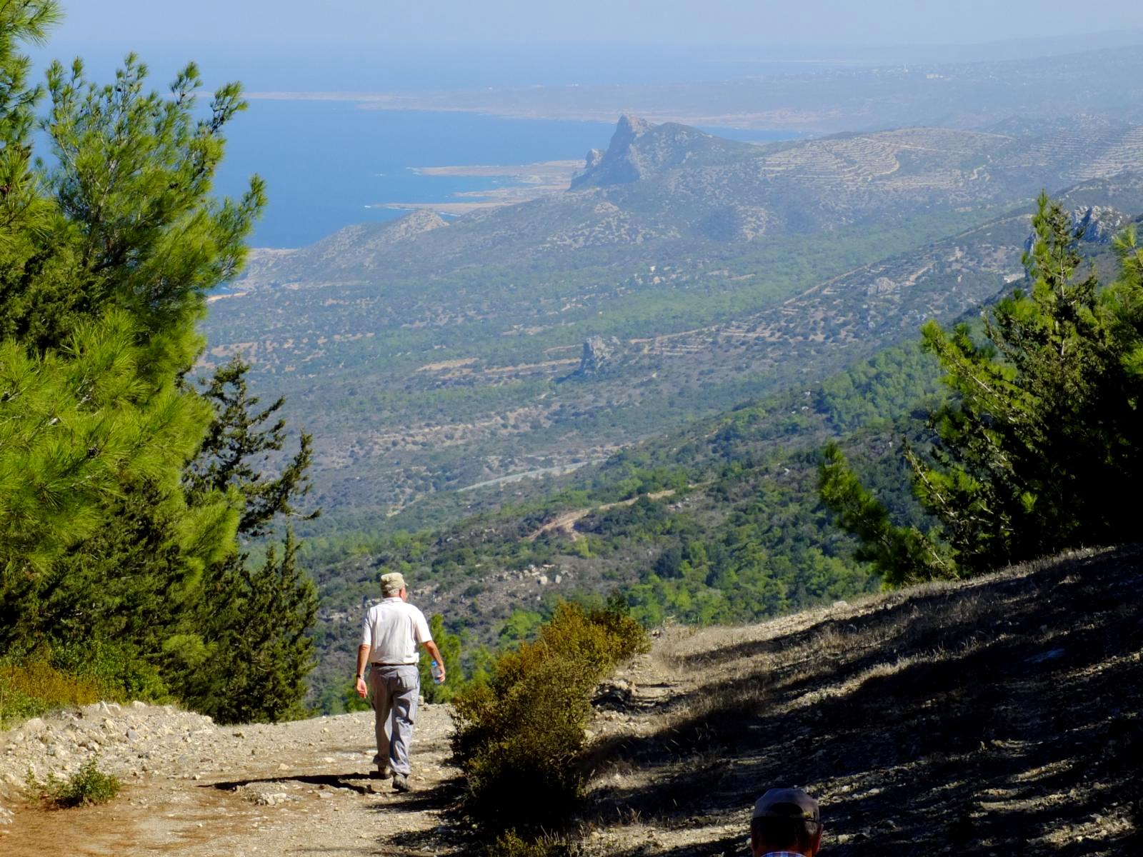 Wandern durch die abwechselungsreiche Landschaft in Nordzypern