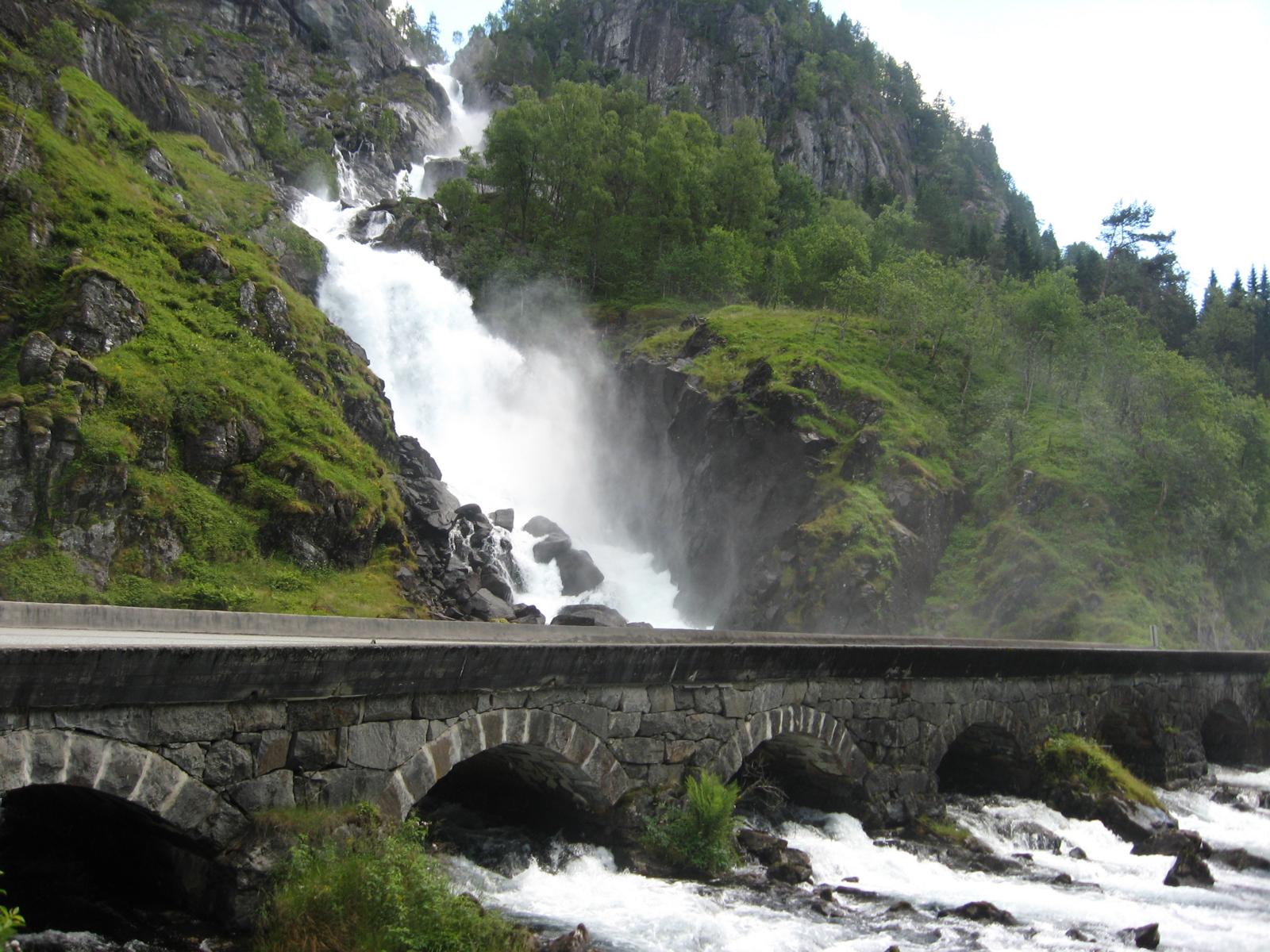 Atemberaubender Blick auf den Wasserfall - Lupe Reisen