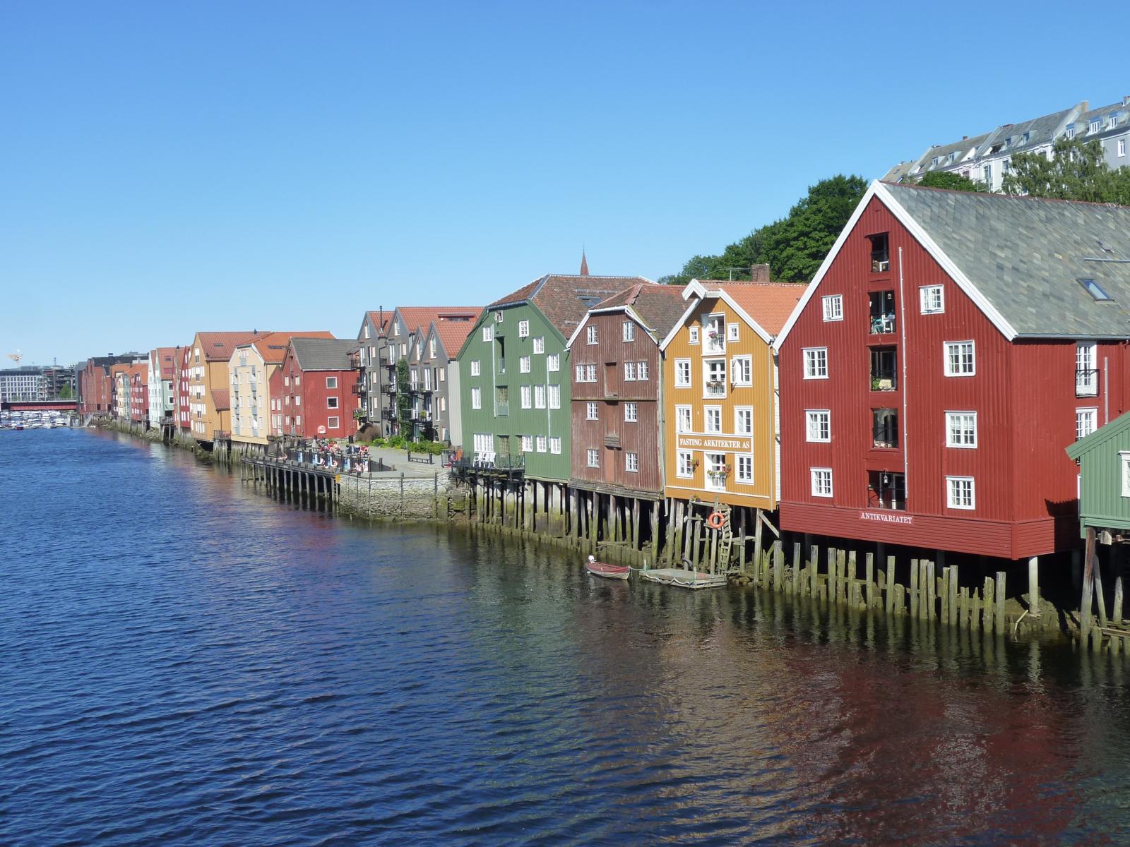 Alte Speicherhuser am Nidelven-Fluss in Trondheim - Lupe Reisen