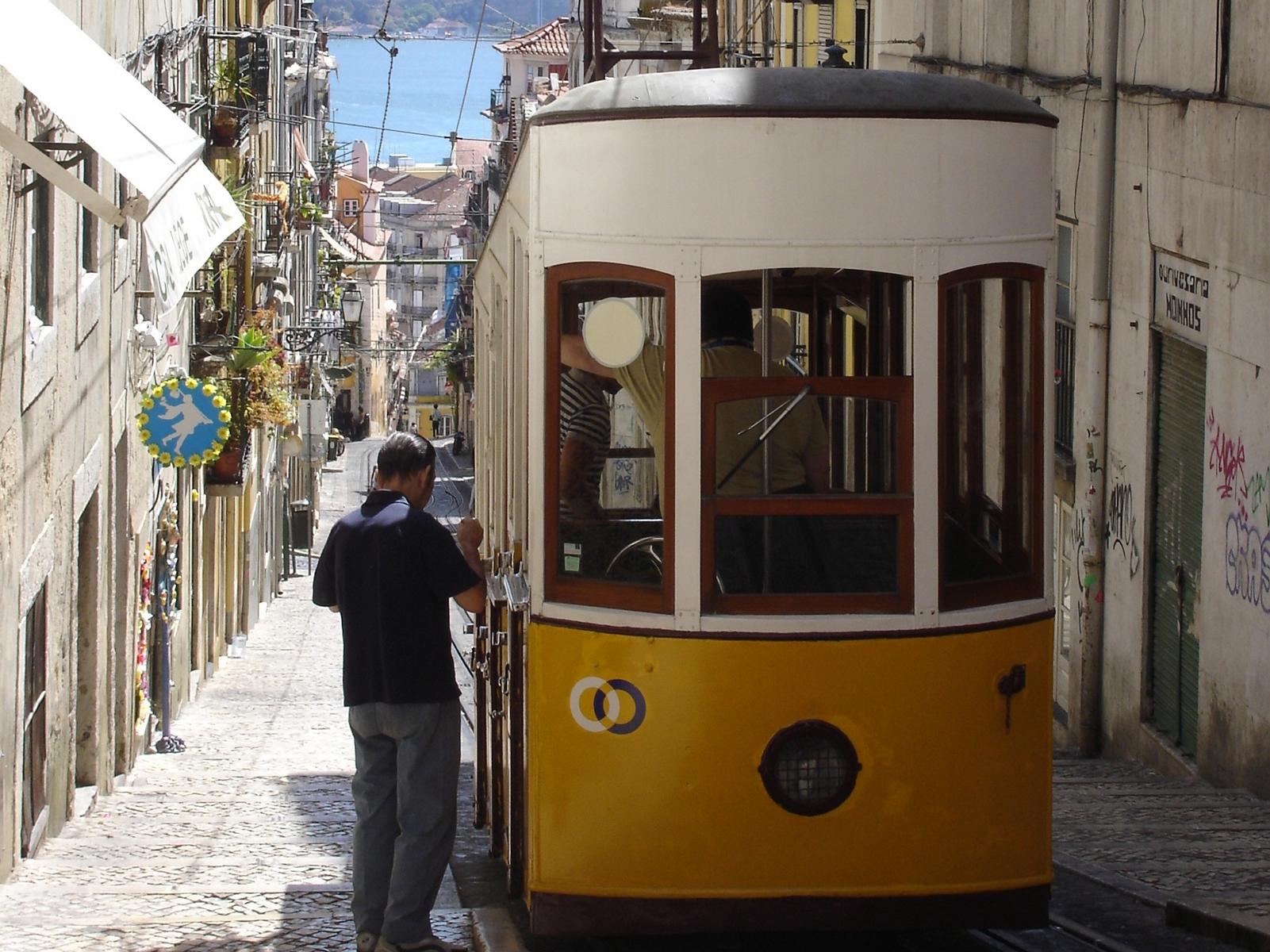 Die typische Bica Bahn in Lissabon - Lupe Reisen