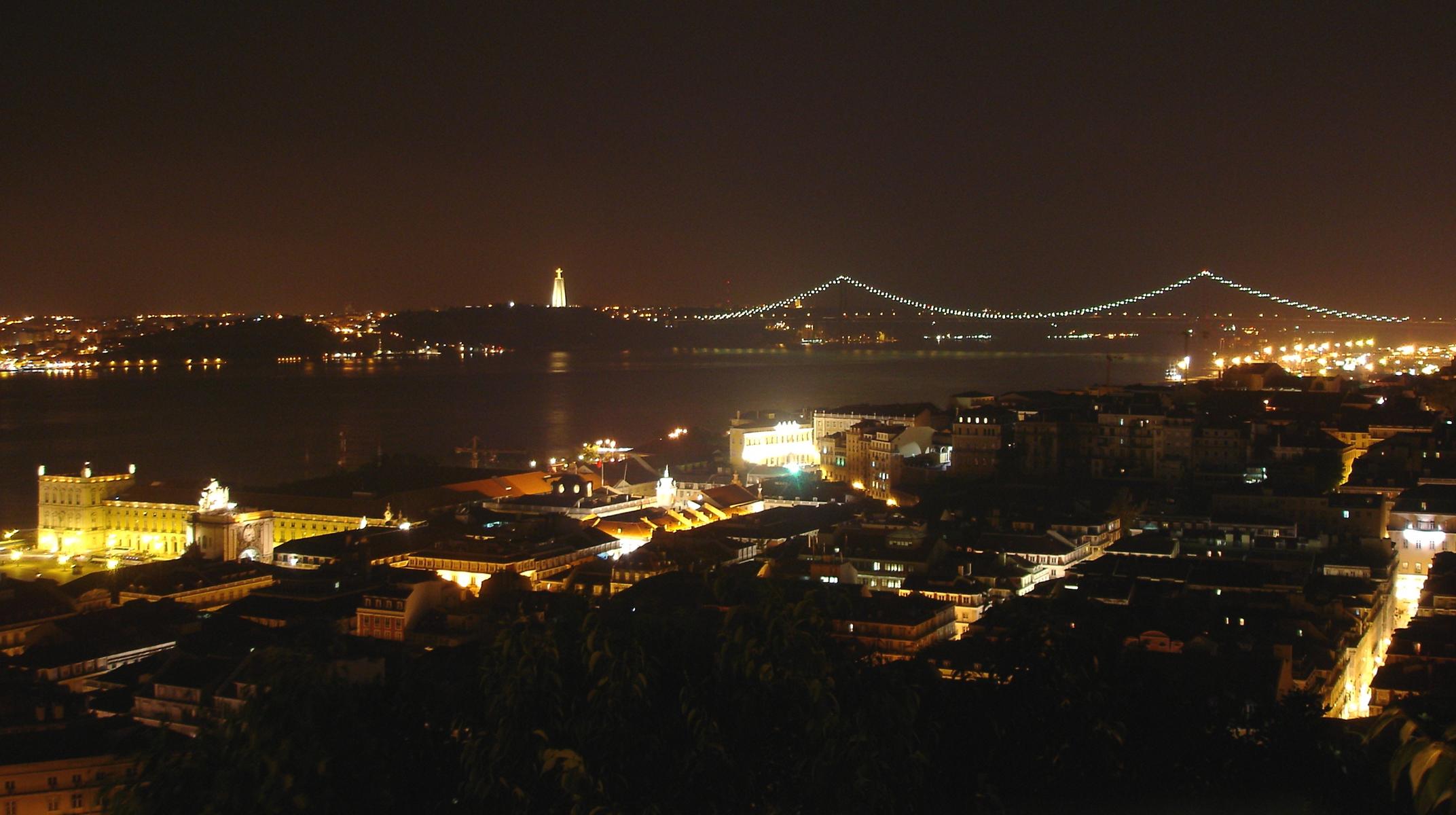 Lissabon hell erleuchtet bei Nacht - Lupe Reisen