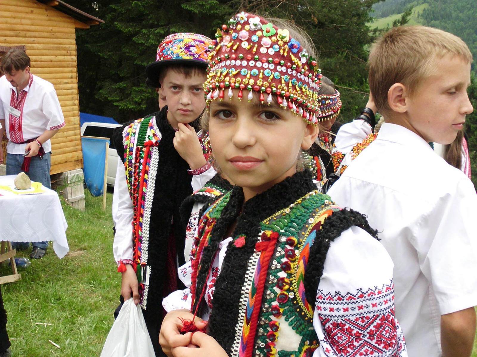 Foto Mdchen in Huzulen-Tracht im Tschornohora-Massiv - Lupe Reisen