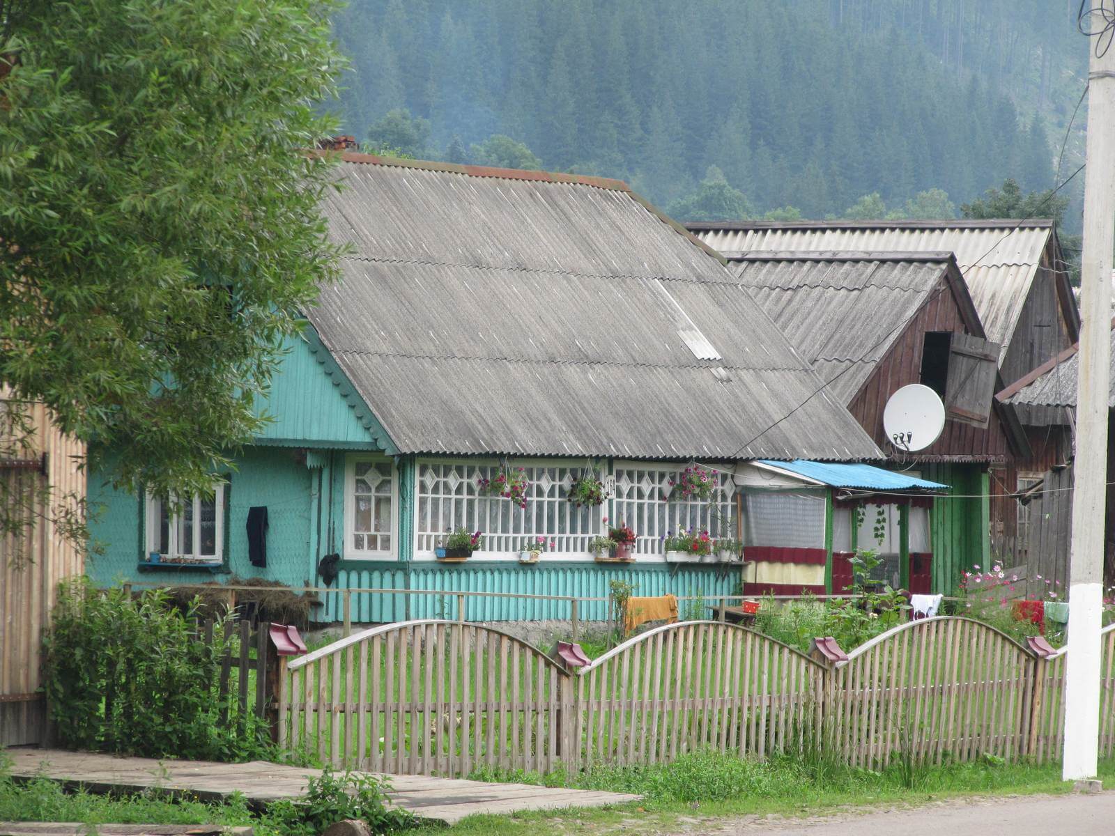 Foto Traditionelles Dorfhaus im Unterkunftsort Kolotschawa am Synewyr-Nationalpark - Lupe Reisen